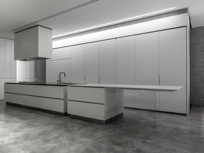 A Striking Contemporary Home with Elegant Features in Ramat Gan by Pitsou Kedem Architects (39)