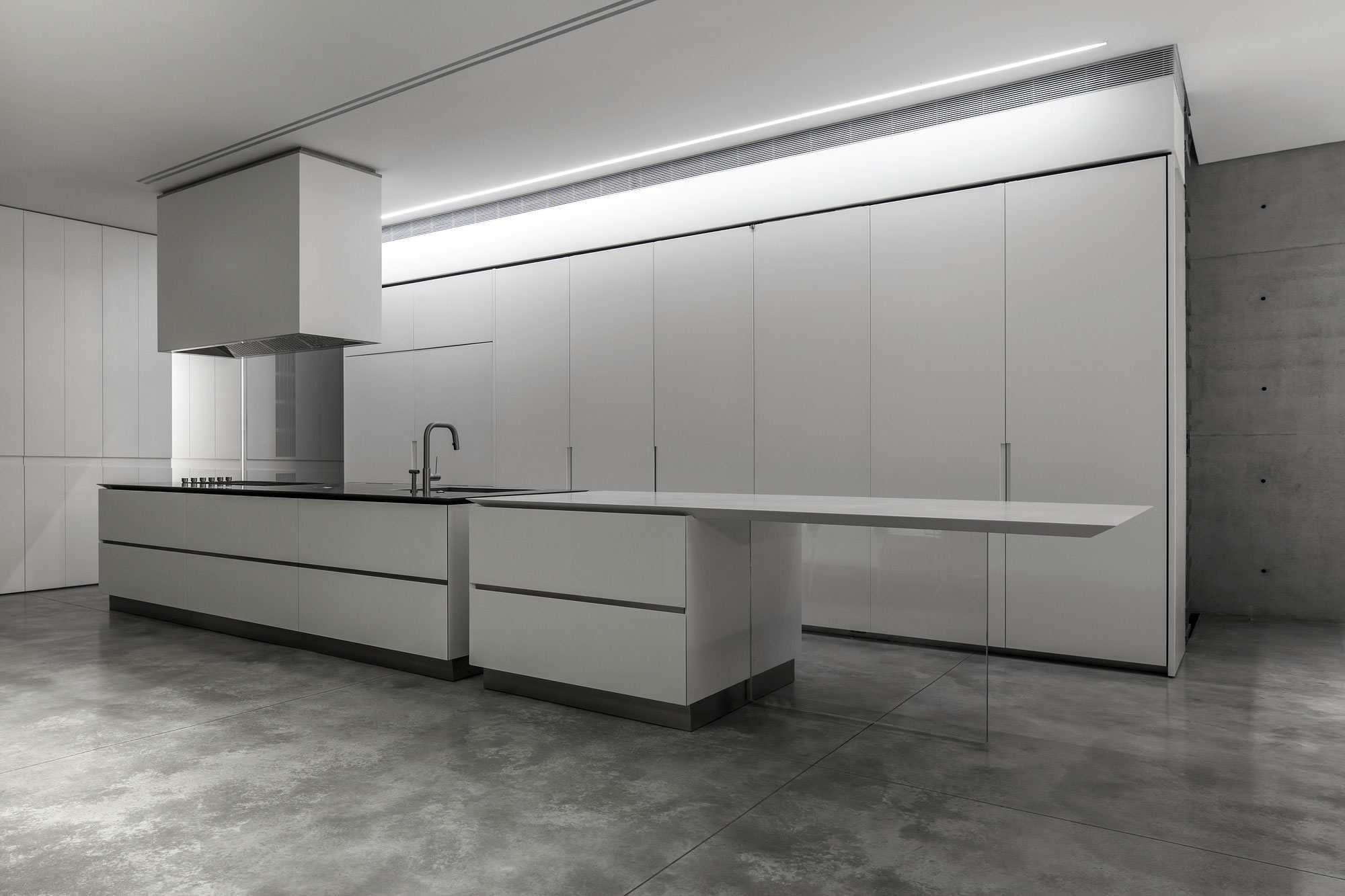 A Striking Contemporary Home with Elegant Features in Ramat Gan by Pitsou Kedem Architects (39)