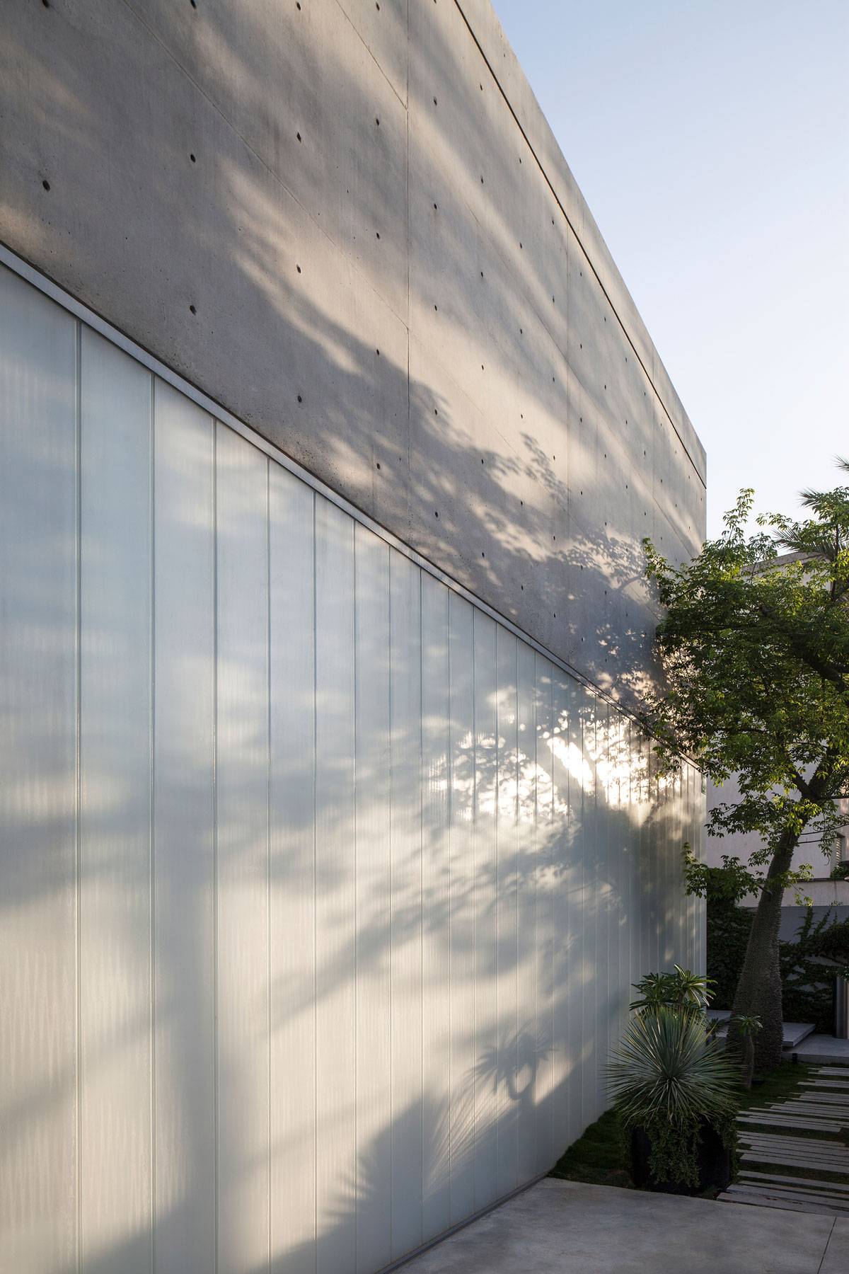 A Striking Contemporary Home with Elegant Features in Ramat Gan by Pitsou Kedem Architects (4)