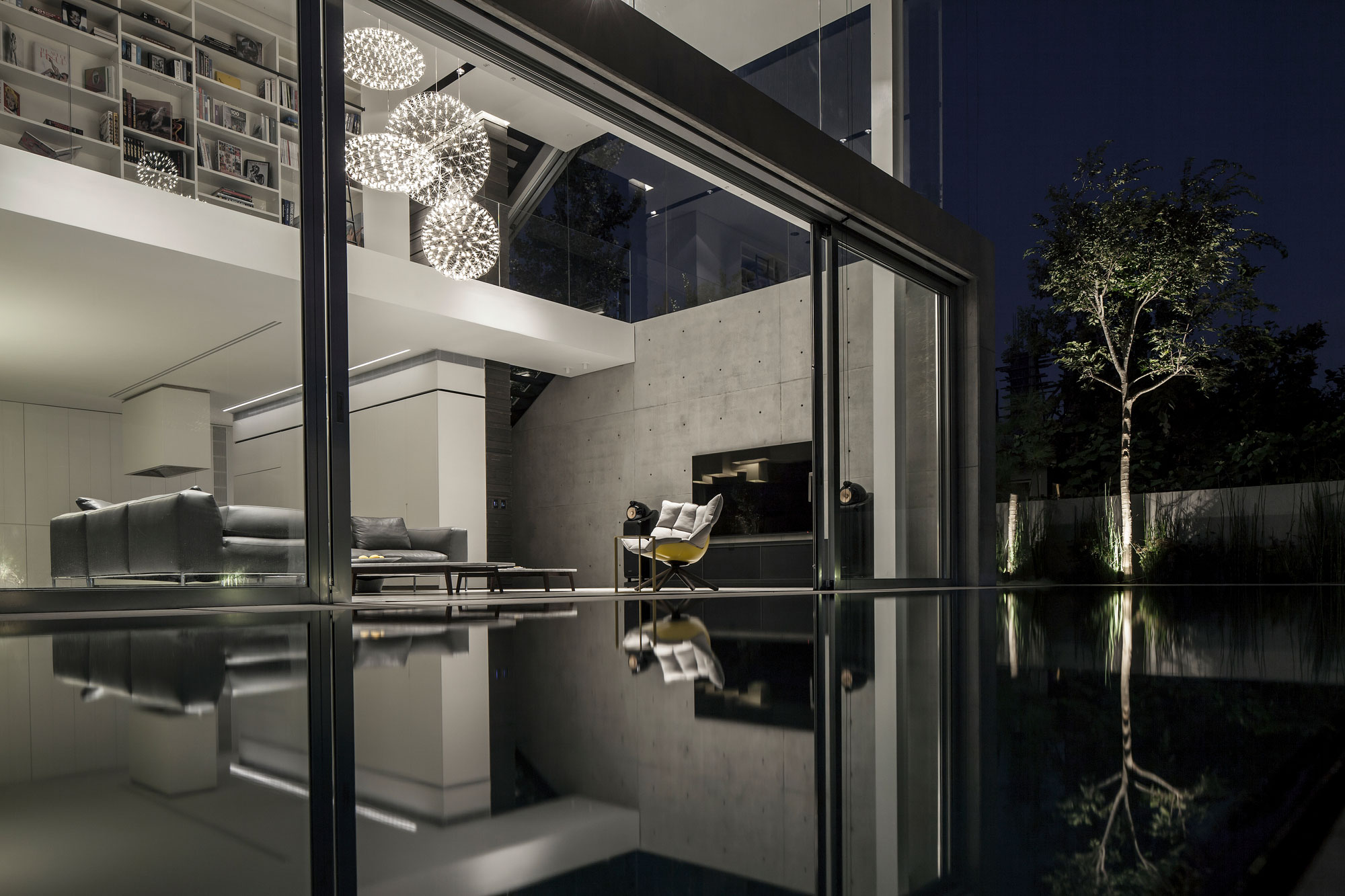 A Striking Contemporary Home with Elegant Features in Ramat Gan by Pitsou Kedem Architects (41)