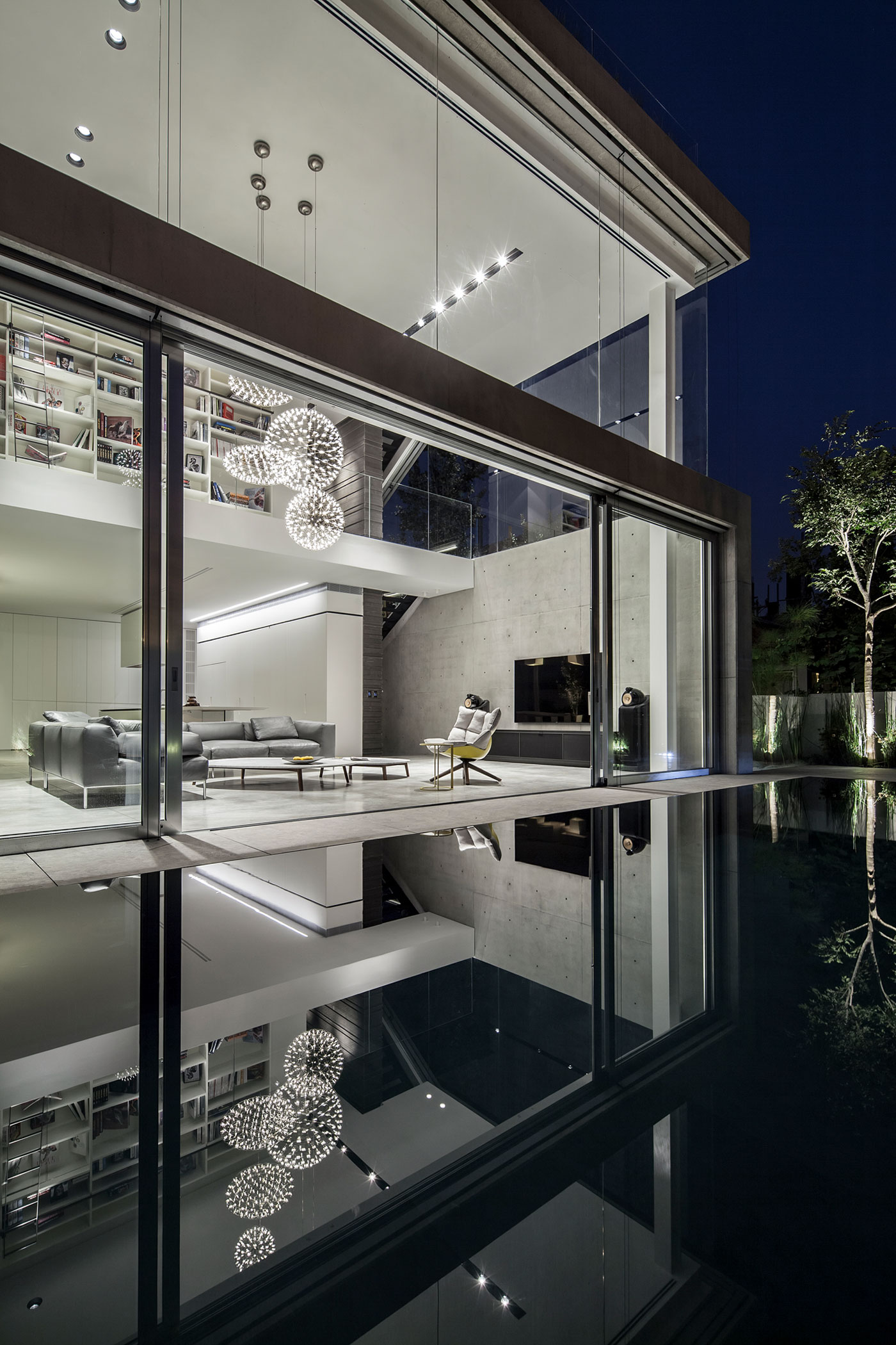 A Striking Contemporary Home with Elegant Features in Ramat Gan by Pitsou Kedem Architects (42)