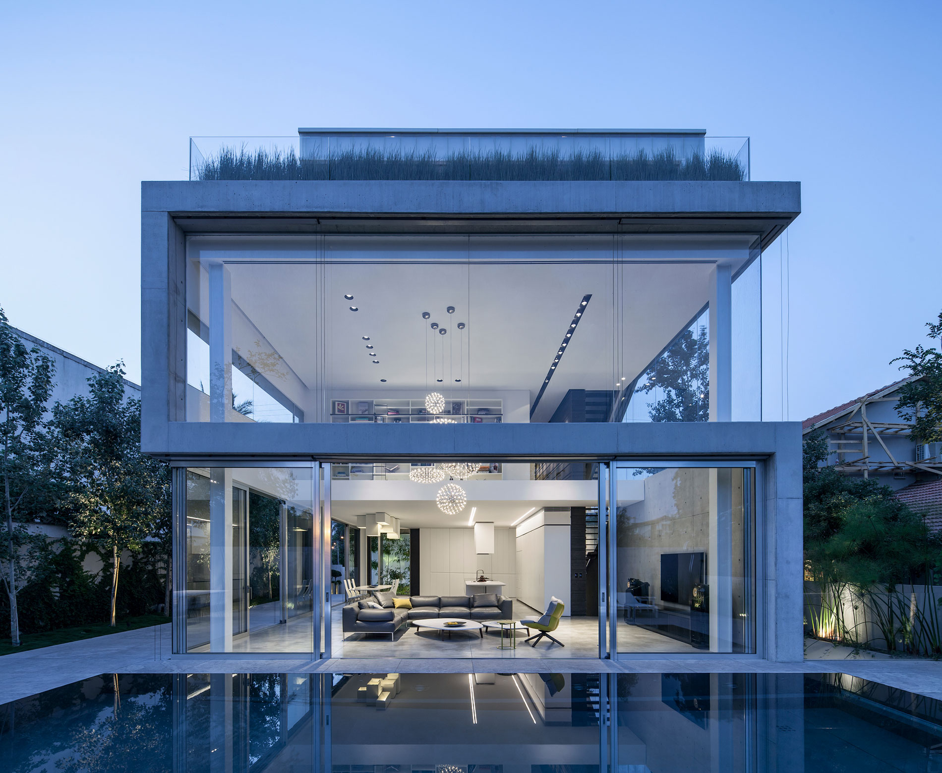 A Striking Contemporary Home with Elegant Features in Ramat Gan by Pitsou Kedem Architects (44)