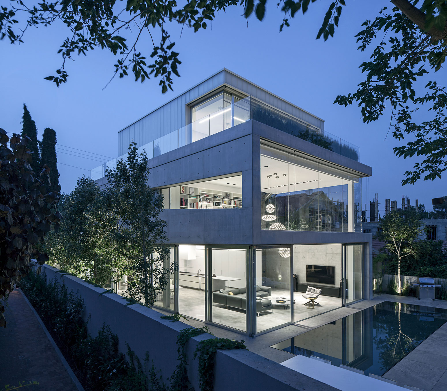 A Striking Contemporary Home with Elegant Features in Ramat Gan by Pitsou Kedem Architects (46)