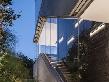 A Striking Contemporary Home with Elegant Features in Ramat Gan by Pitsou Kedem Architects (47)