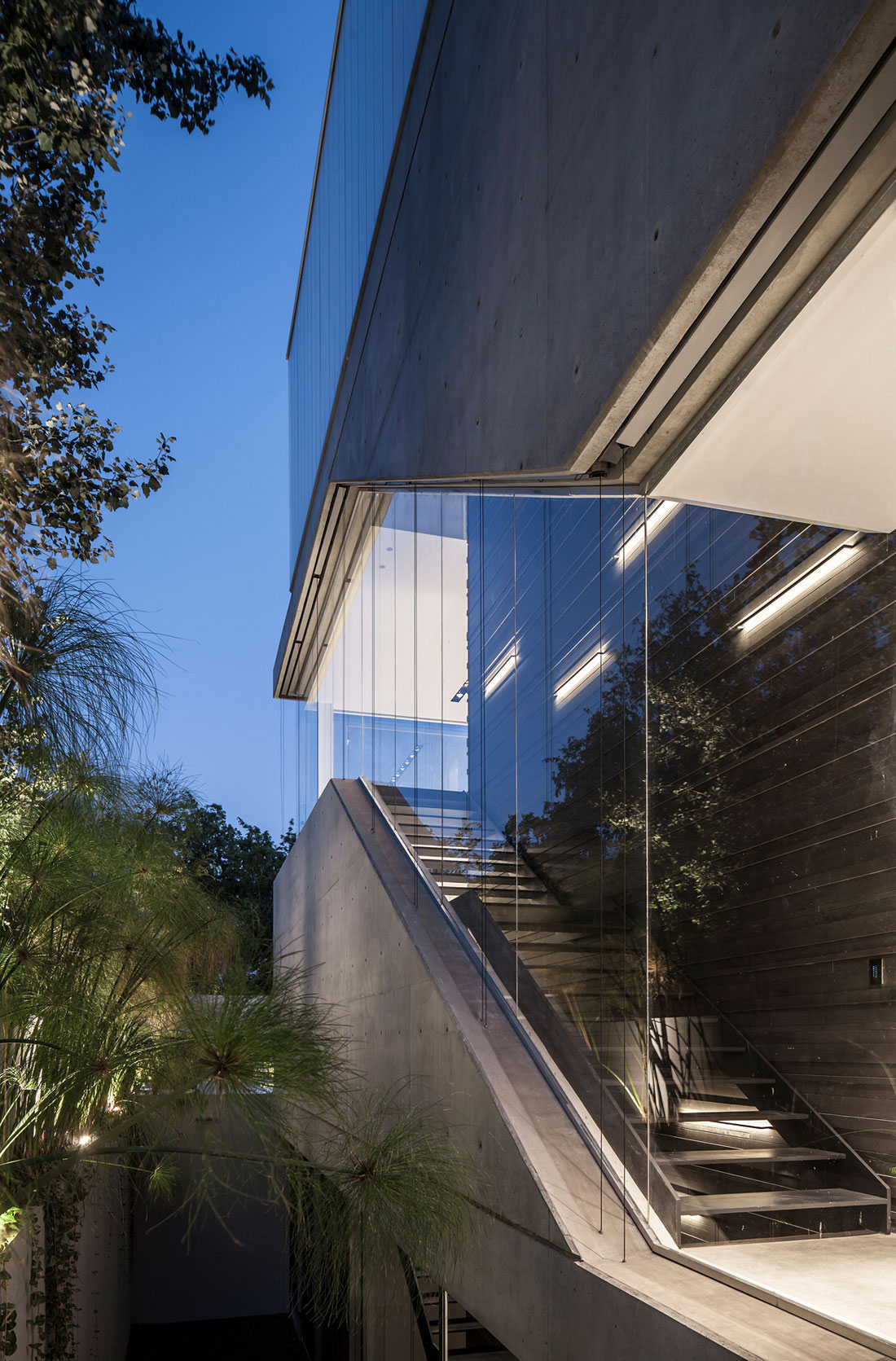 A Striking Contemporary Home with Elegant Features in Ramat Gan by Pitsou Kedem Architects (47)