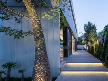 A Striking Contemporary Home with Elegant Features in Ramat Gan by Pitsou Kedem Architects (48)