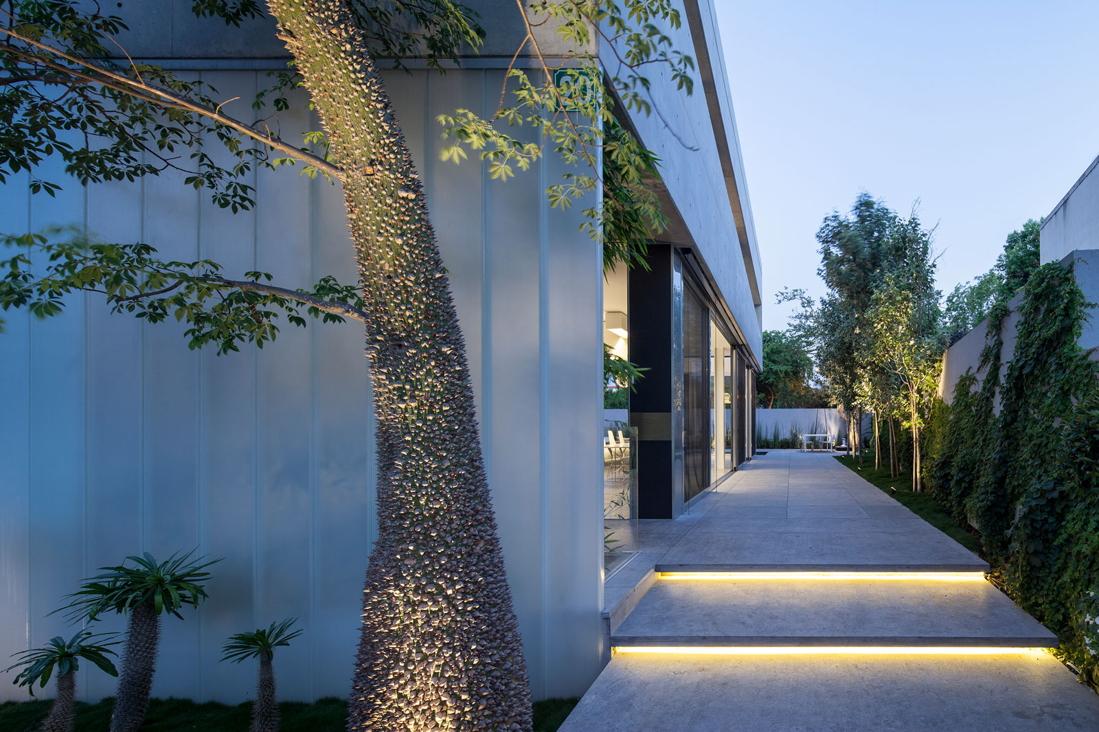 A Striking Contemporary Home with Elegant Features in Ramat Gan by Pitsou Kedem Architects (48)