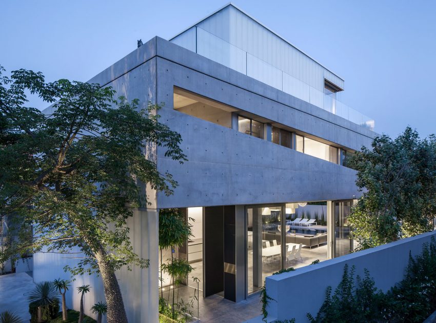A Striking Contemporary Home with Elegant Features in Ramat Gan by Pitsou Kedem Architects (49)