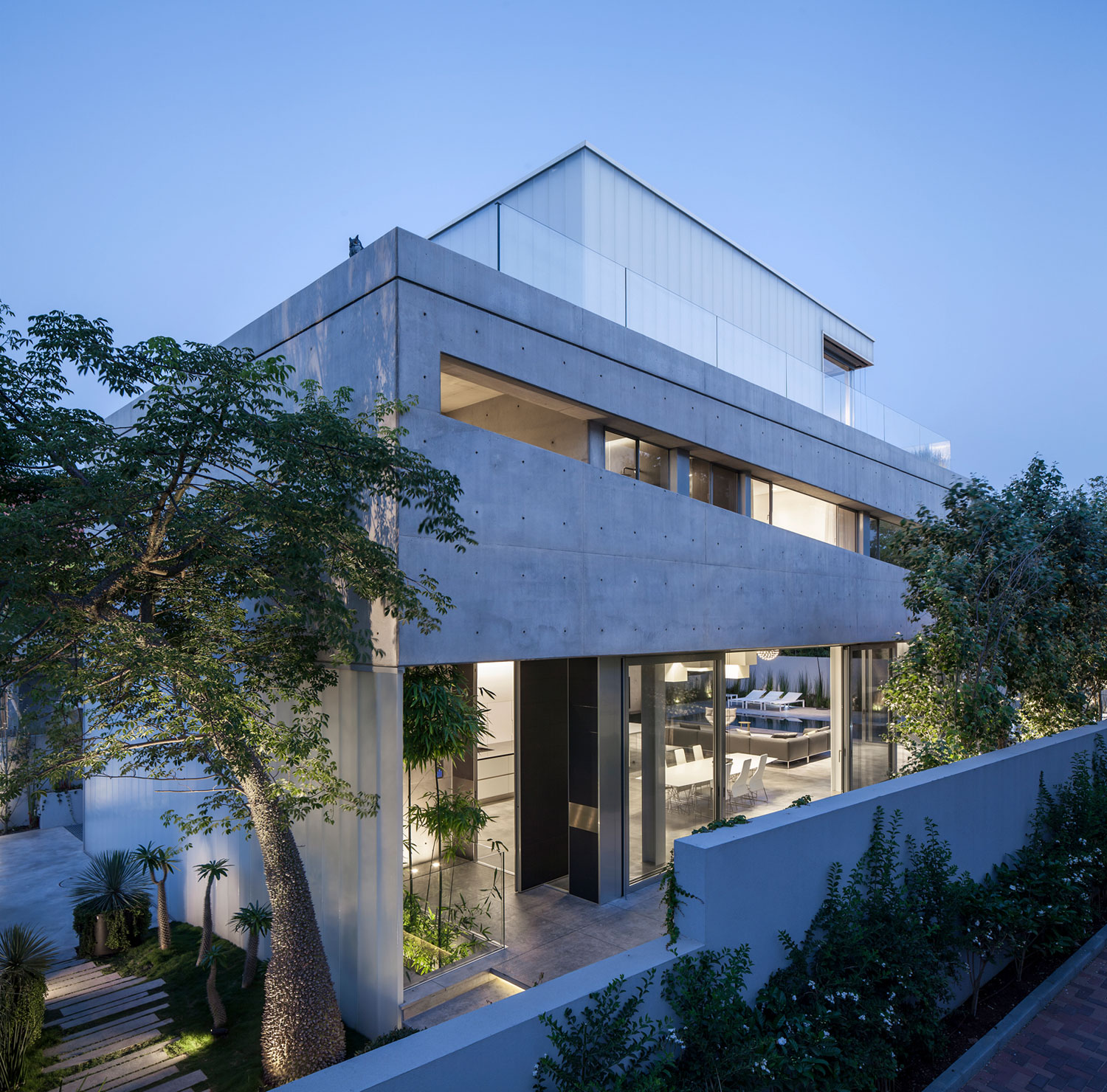 A Striking Contemporary Home with Elegant Features in Ramat Gan by Pitsou Kedem Architects (49)