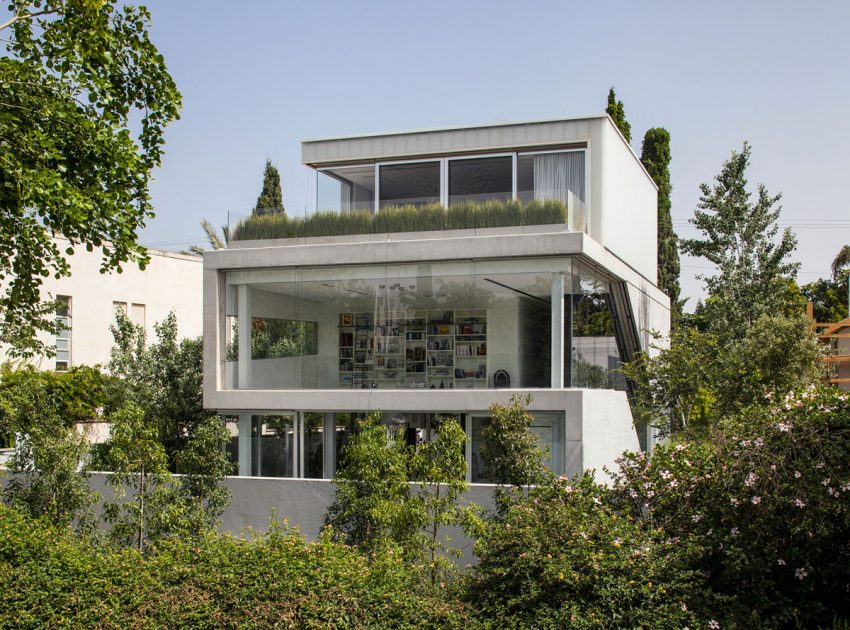A Striking Contemporary Home with Elegant Features in Ramat Gan by Pitsou Kedem Architects (5)
