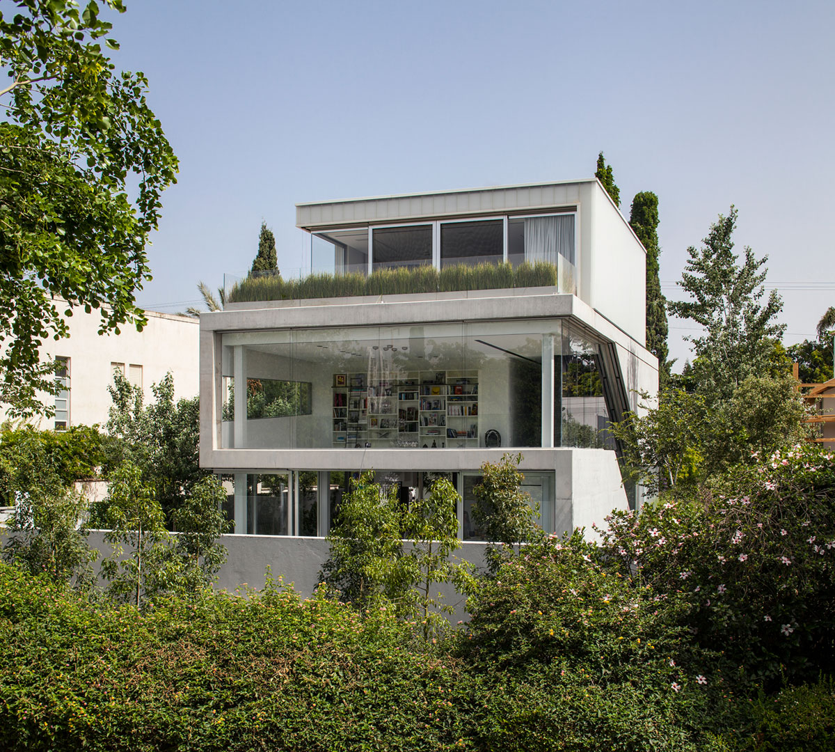 A Striking Contemporary Home with Elegant Features in Ramat Gan by Pitsou Kedem Architects (5)
