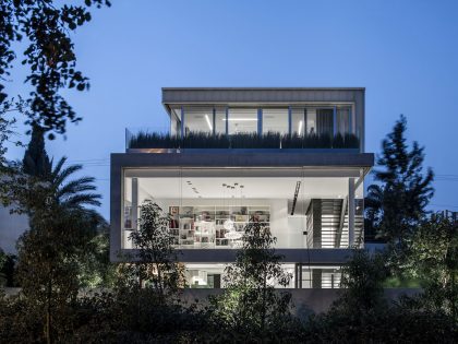 A Striking Contemporary Home with Elegant Features in Ramat Gan by Pitsou Kedem Architects (50)