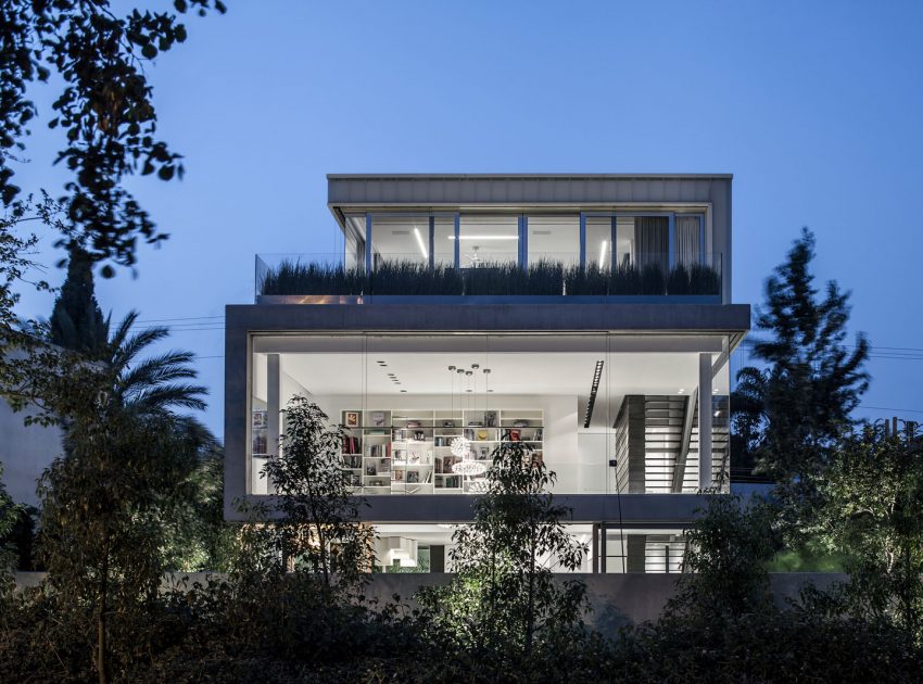 A Striking Contemporary Home with Elegant Features in Ramat Gan by Pitsou Kedem Architects (50)