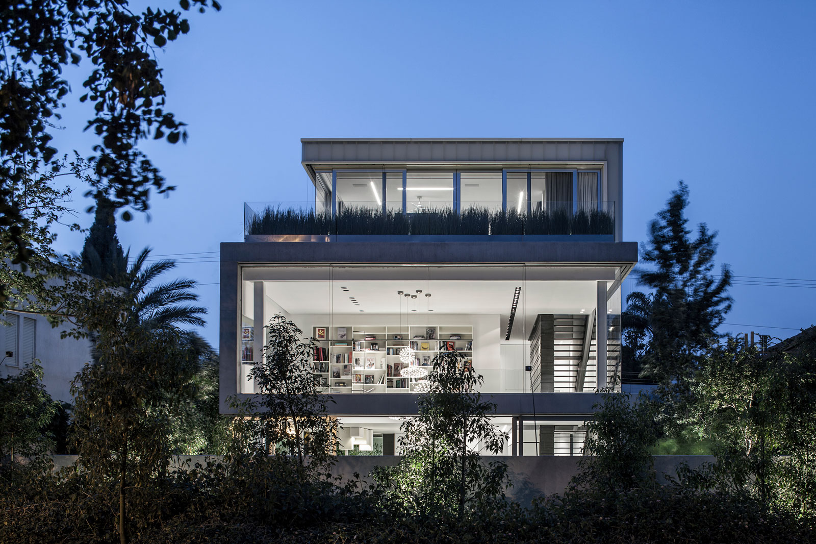 A Striking Contemporary Home with Elegant Features in Ramat Gan by Pitsou Kedem Architects (50)