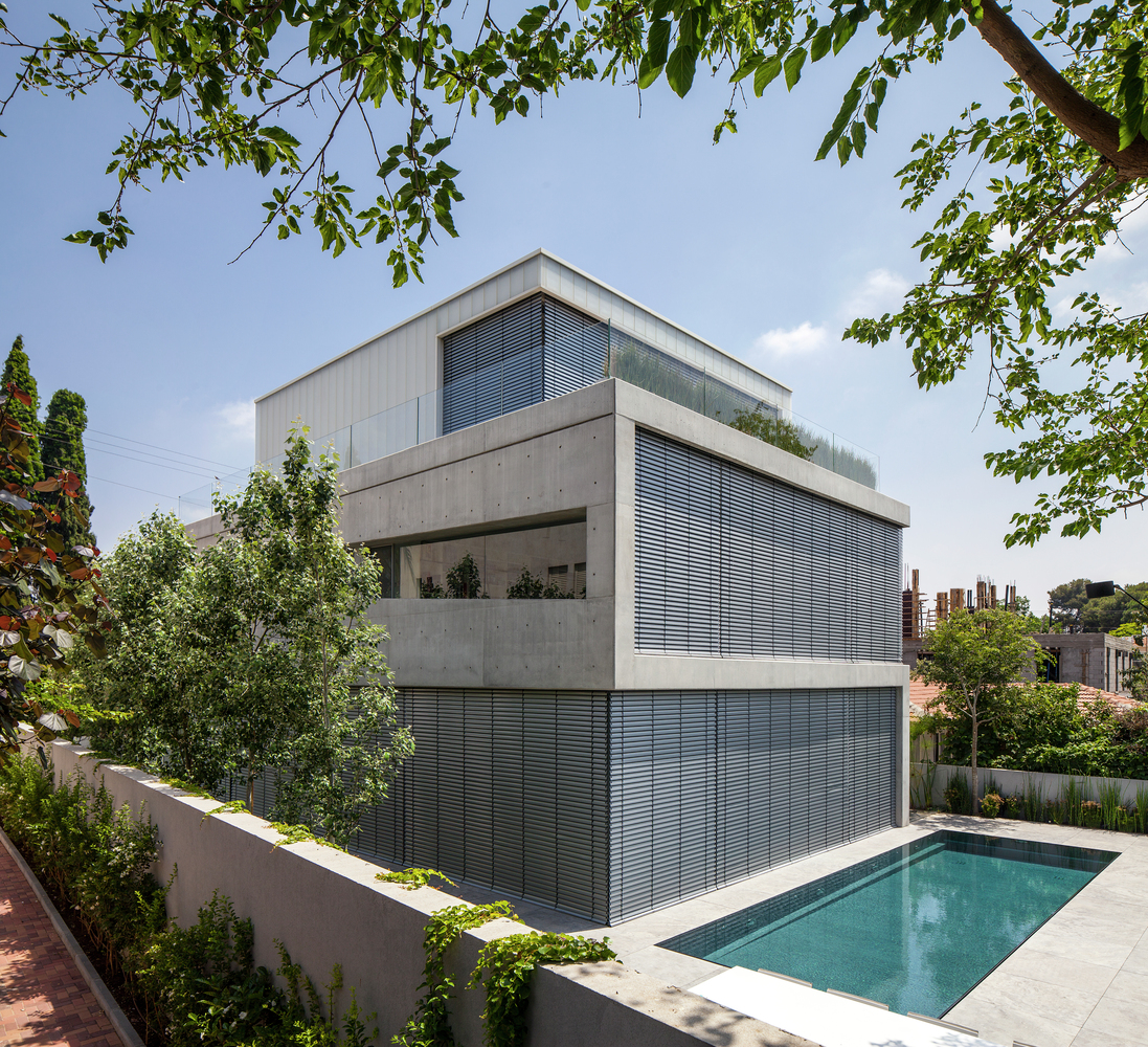 A Striking Contemporary Home with Elegant Features in Ramat Gan by Pitsou Kedem Architects (8)