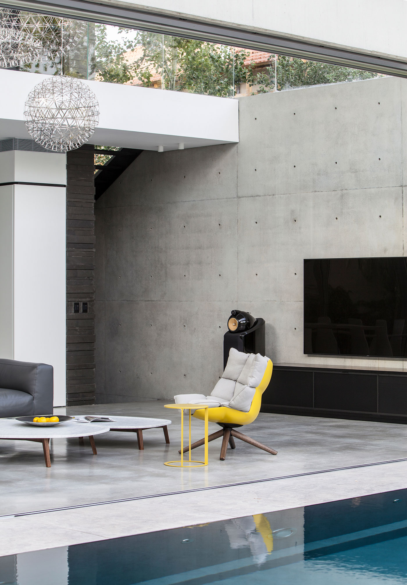 A Striking Contemporary Home with Elegant Features in Ramat Gan by Pitsou Kedem Architects (9)