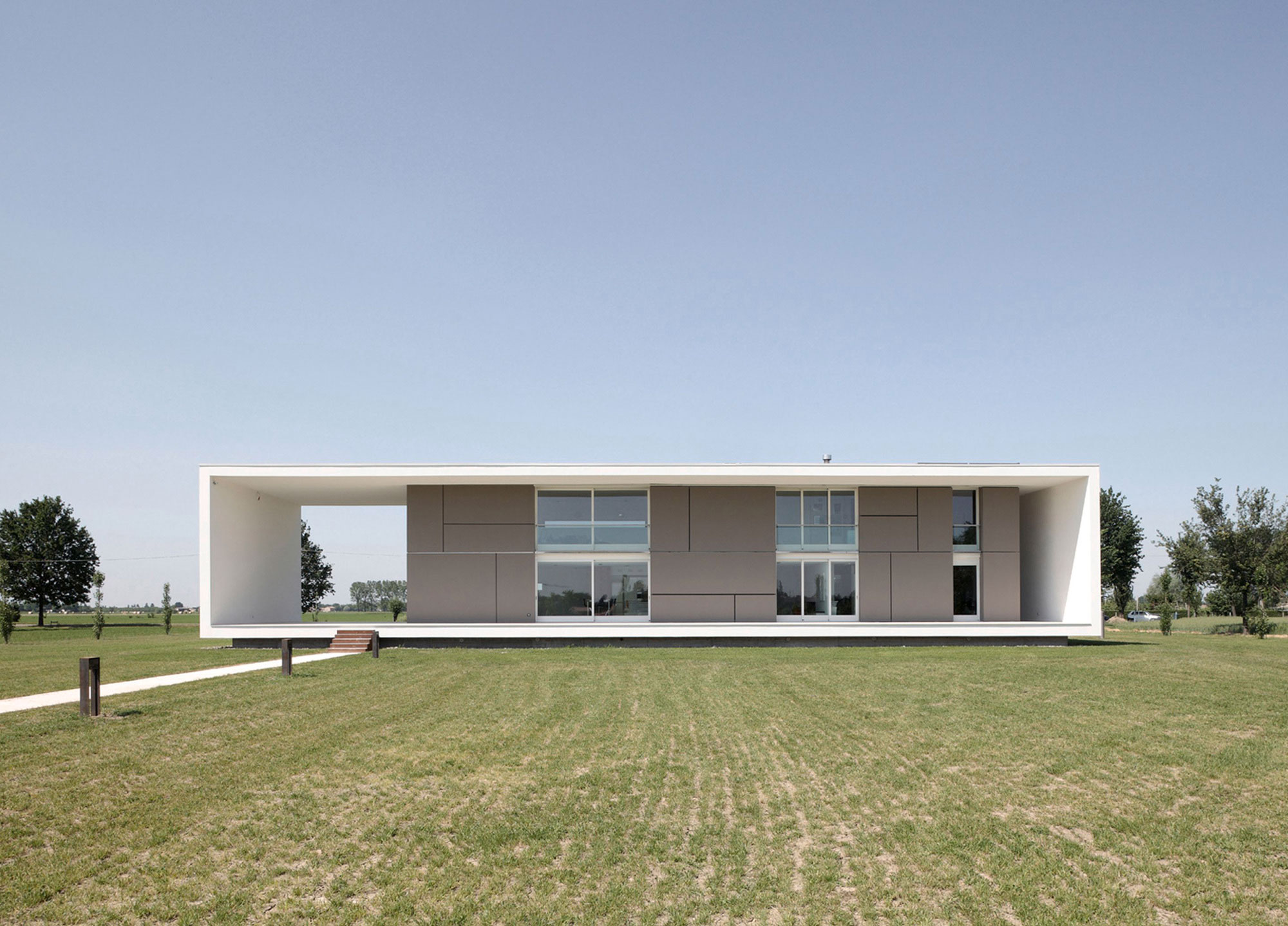 A Striking Contemporary Monolithic House with a Frame in Castelnovo, Italy by Andrea Oliva (1)