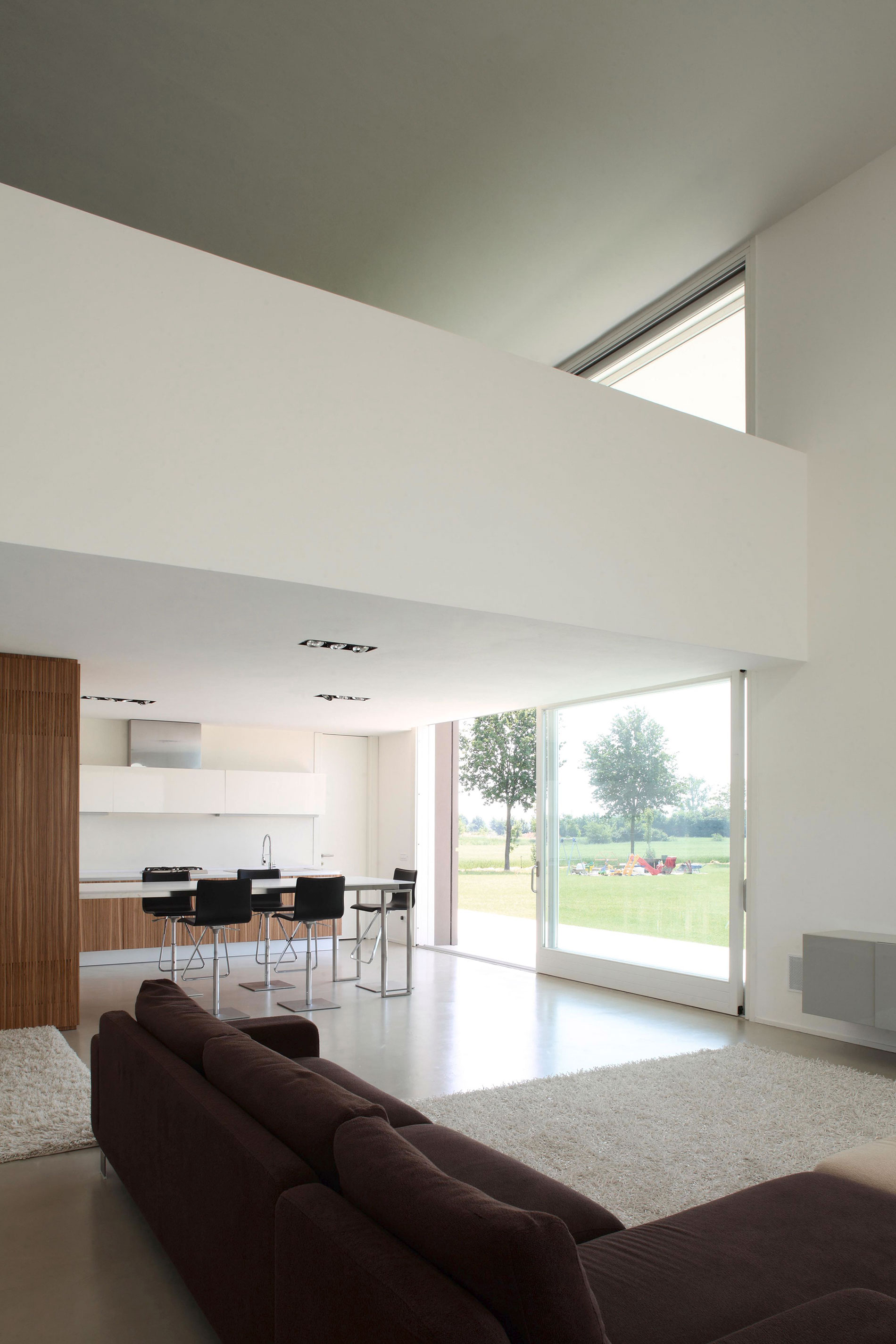 A Striking Contemporary Monolithic House with a Frame in Castelnovo, Italy by Andrea Oliva (10)