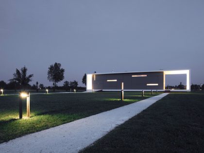 A Striking Contemporary Monolithic House with a Frame in Castelnovo, Italy by Andrea Oliva (15)