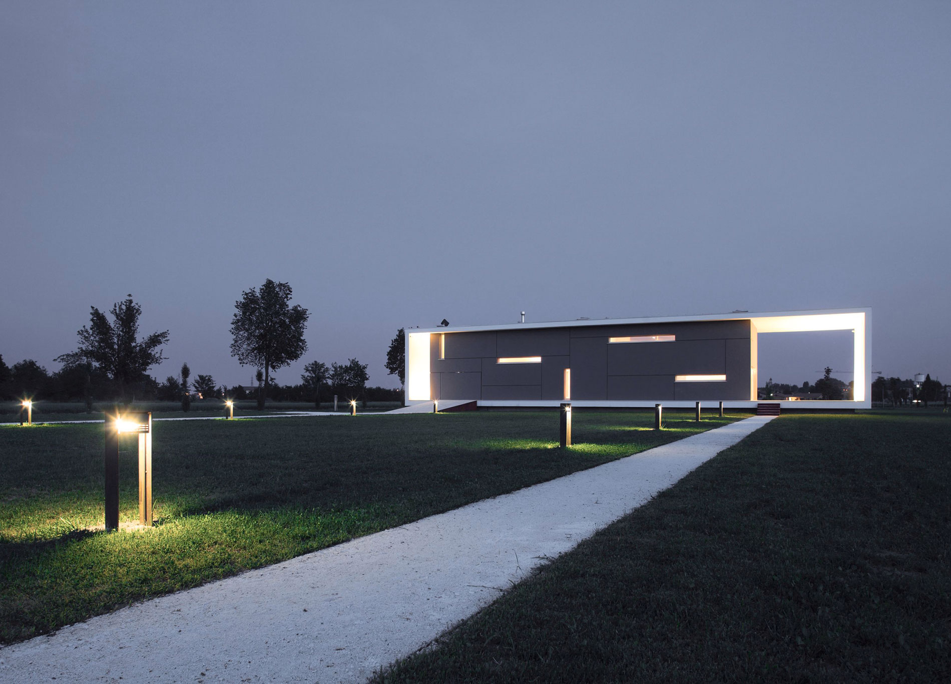 A Striking Contemporary Monolithic House with a Frame in Castelnovo, Italy by Andrea Oliva (15)