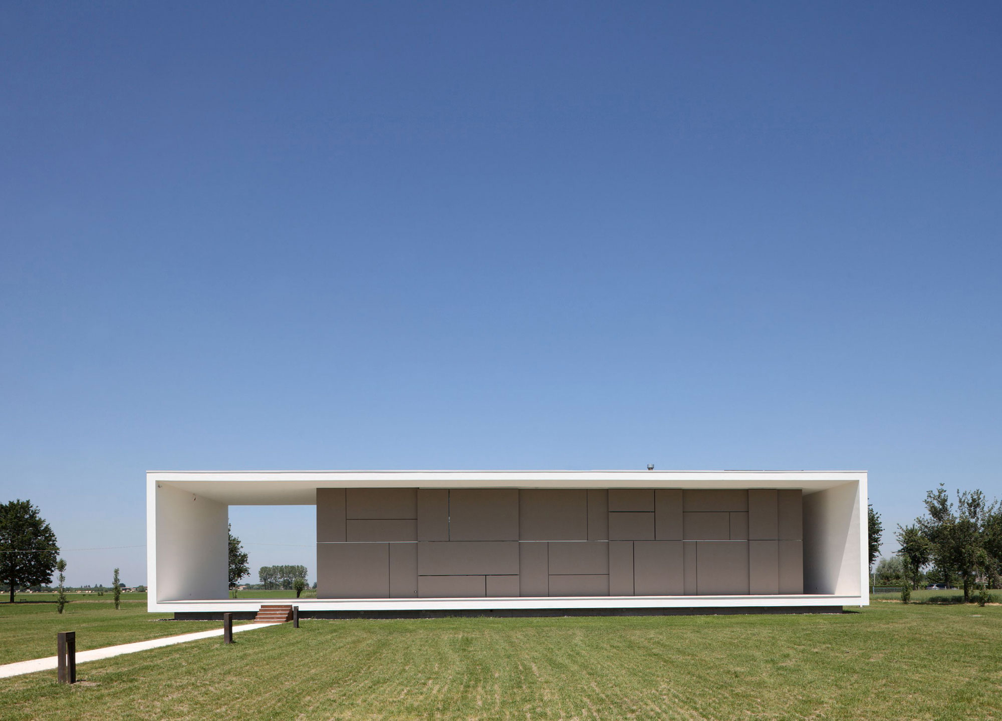 A Striking Contemporary Monolithic House with a Frame in Castelnovo, Italy by Andrea Oliva (2)
