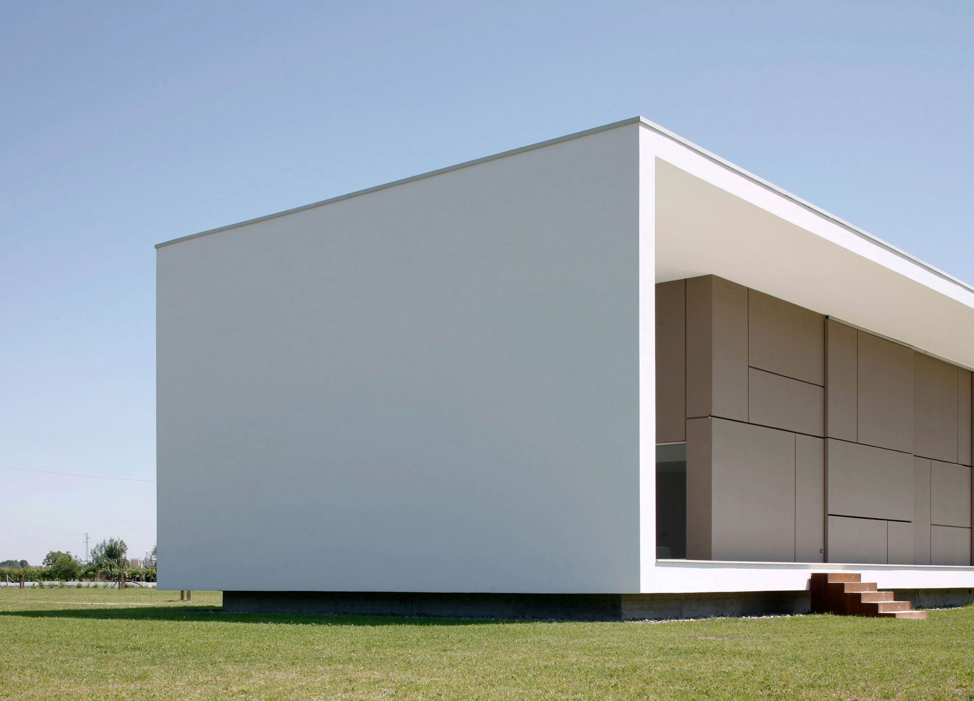 A Striking Contemporary Monolithic House with a Frame in Castelnovo, Italy by Andrea Oliva (4)