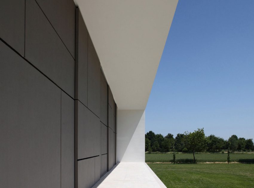 A Striking Contemporary Monolithic House with a Frame in Castelnovo, Italy by Andrea Oliva (5)