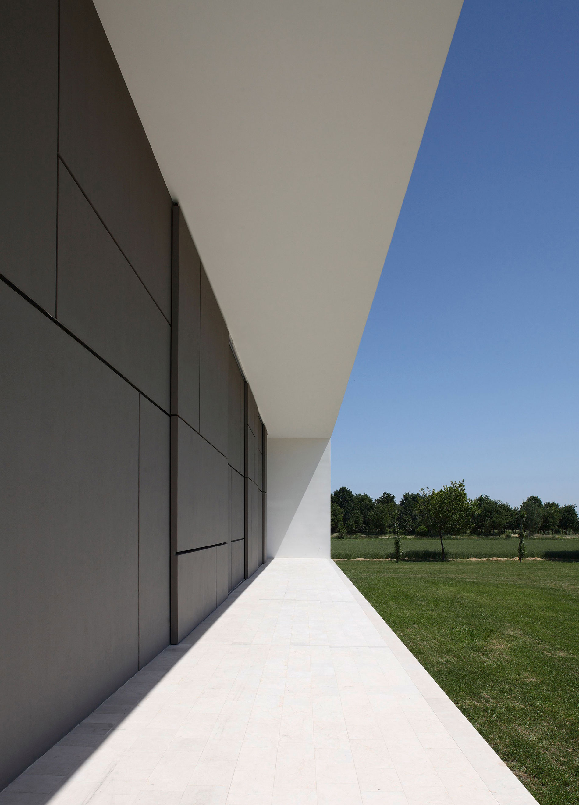 A Striking Contemporary Monolithic House with a Frame in Castelnovo, Italy by Andrea Oliva (5)