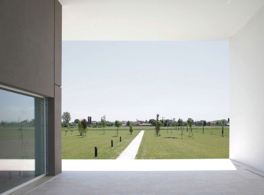 A Striking Contemporary Monolithic House with a Frame in Castelnovo, Italy by Andrea Oliva (6)