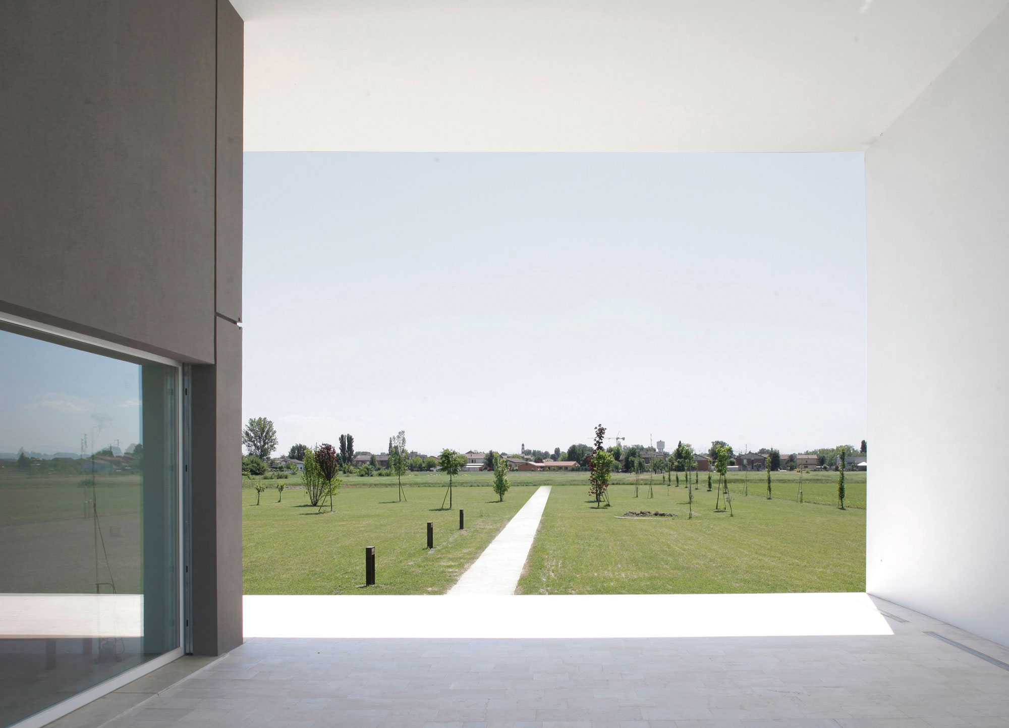 A Striking Contemporary Monolithic House with a Frame in Castelnovo, Italy by Andrea Oliva (6)