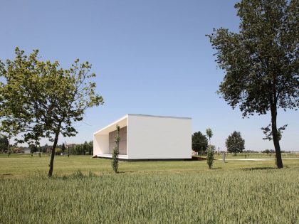 A Striking Contemporary Monolithic House with a Frame in Castelnovo, Italy by Andrea Oliva (7)