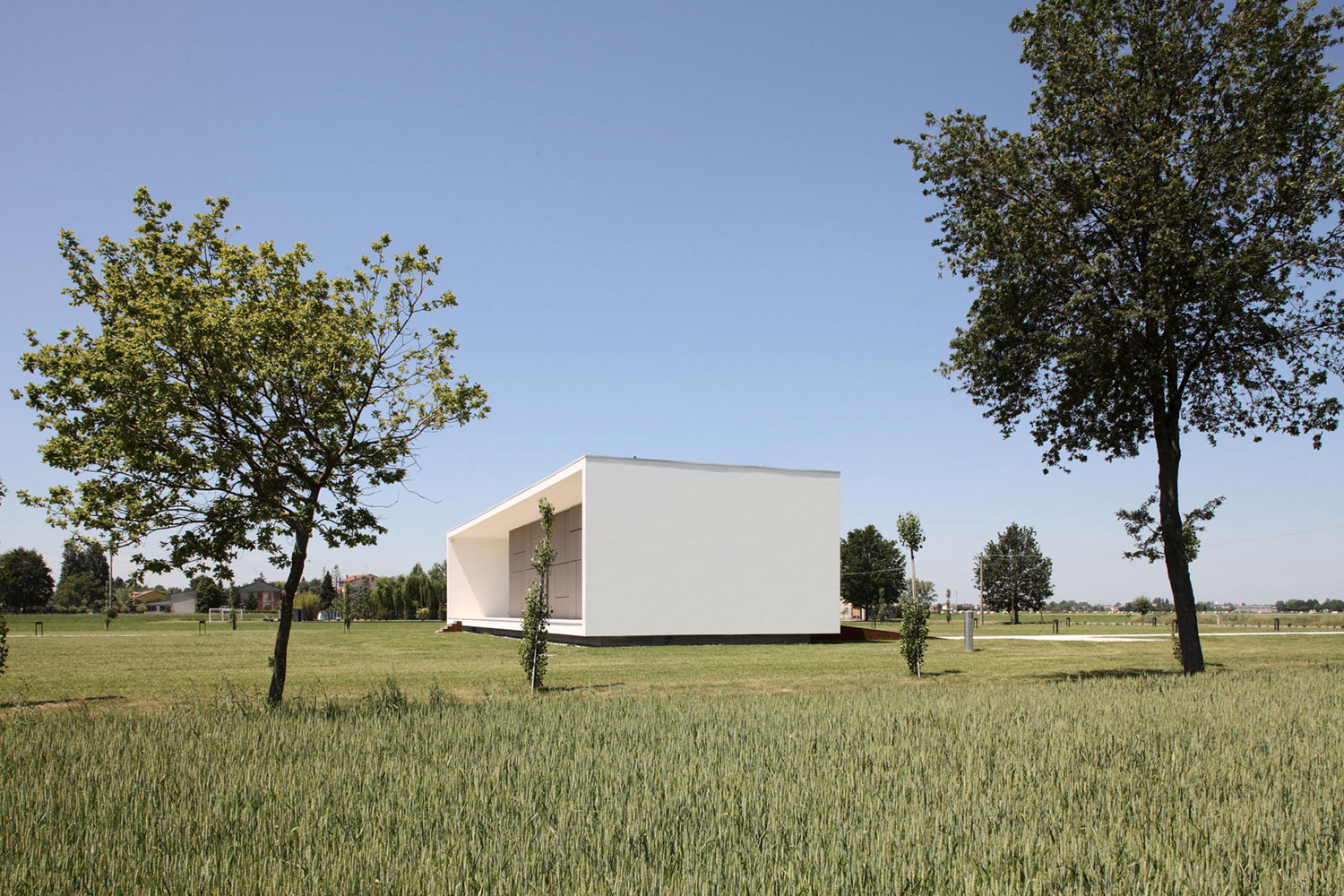 A Striking Contemporary Monolithic House with a Frame in Castelnovo, Italy by Andrea Oliva (7)