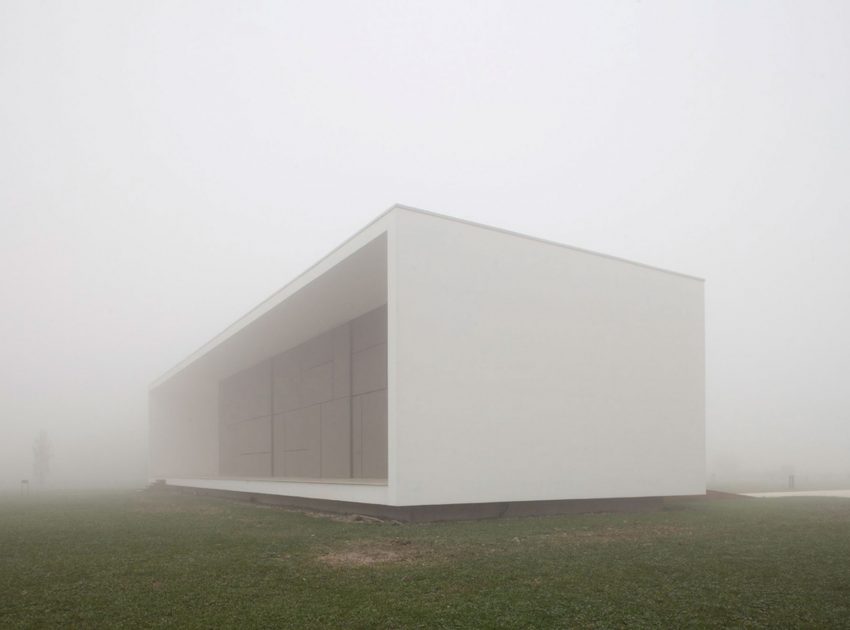 A Striking Contemporary Monolithic House with a Frame in Castelnovo, Italy by Andrea Oliva (8)