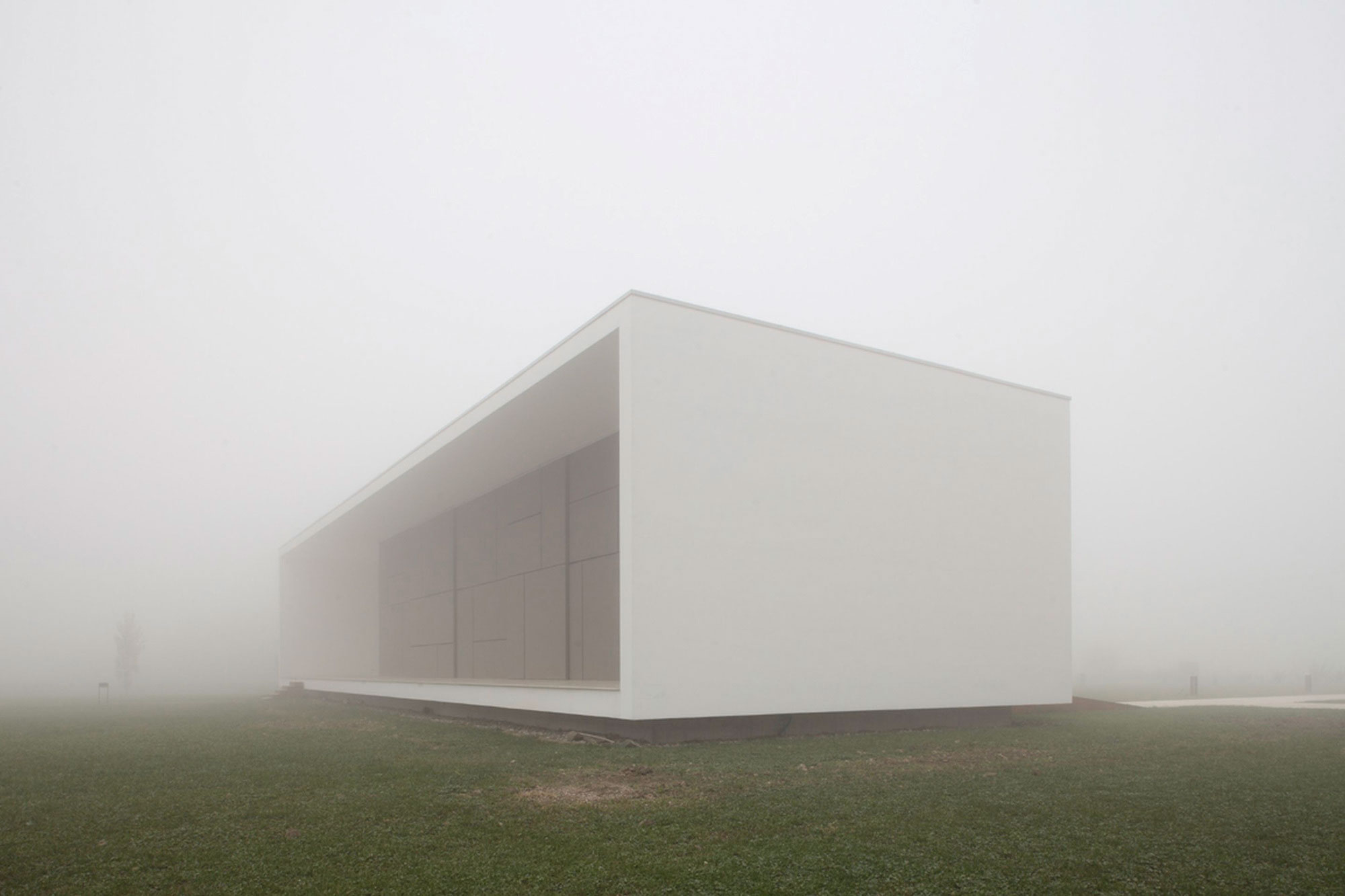 A Striking Contemporary Monolithic House with a Frame in Castelnovo, Italy by Andrea Oliva (8)