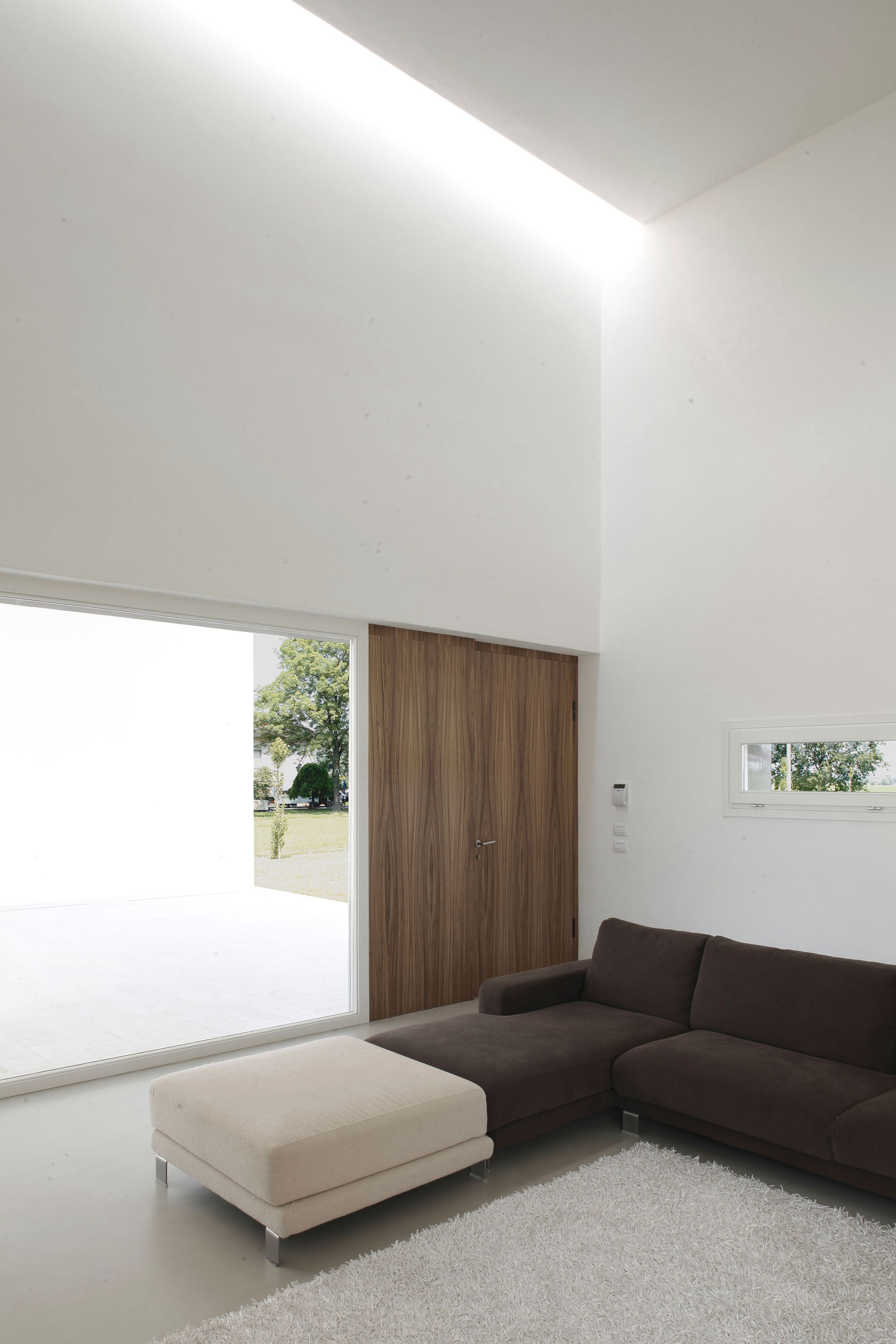 A Striking Contemporary Monolithic House with a Frame in Castelnovo, Italy by Andrea Oliva (9)