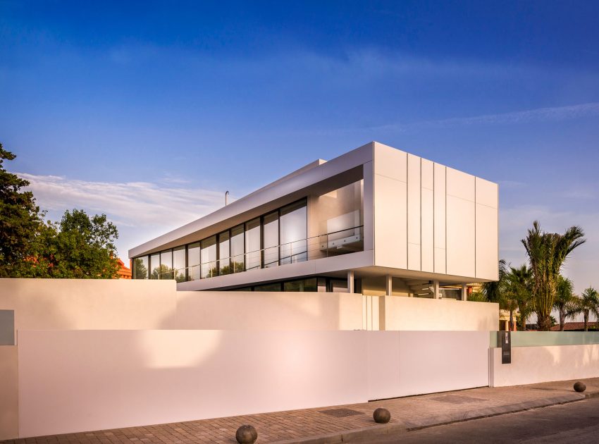 A Stunning Contemporary Beach House on the Edge of the Mediterranean in Marbella by 123DV (1)