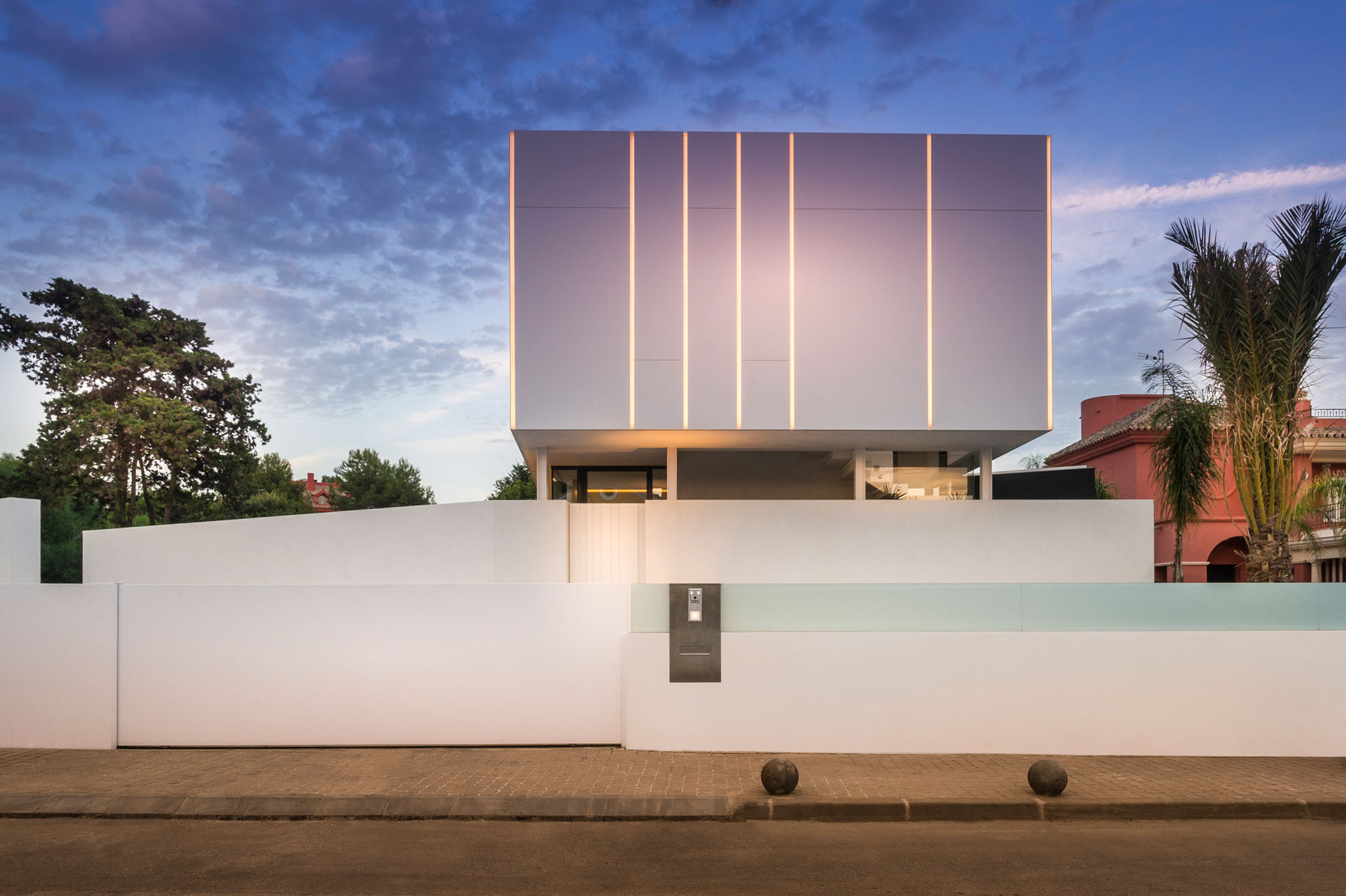 A Stunning Contemporary Beach House on the Edge of the Mediterranean in Marbella by 123DV (2)