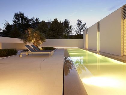 A Stunning Contemporary Home with Bright Interiors in Venice by JM Architecture (15)