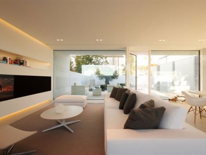 A Stunning Contemporary Home with Bright Interiors in Venice by JM Architecture (8)