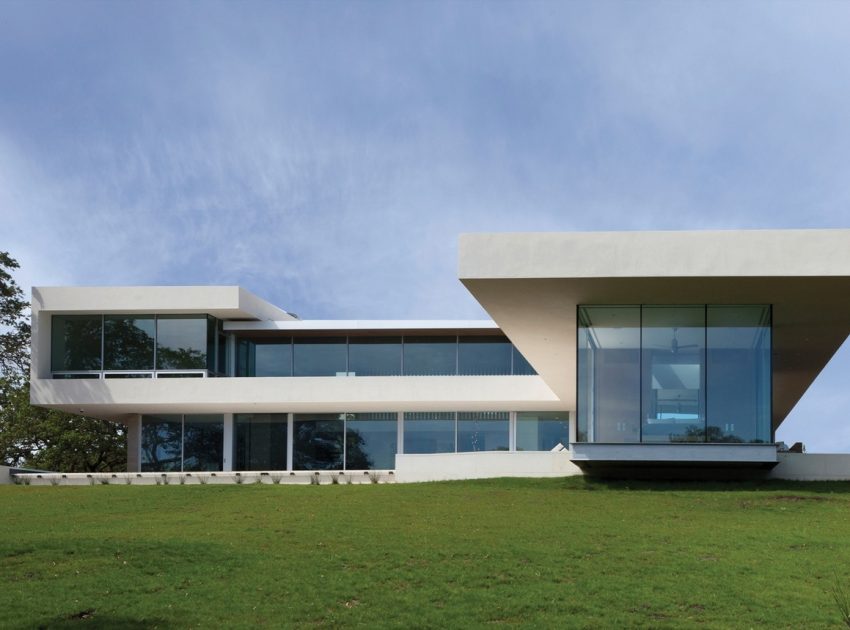 A Stunning Contemporary Home with Dramatic Pool and Vineyard Views in Windsor, California by Swatt | Miers Architects (1)