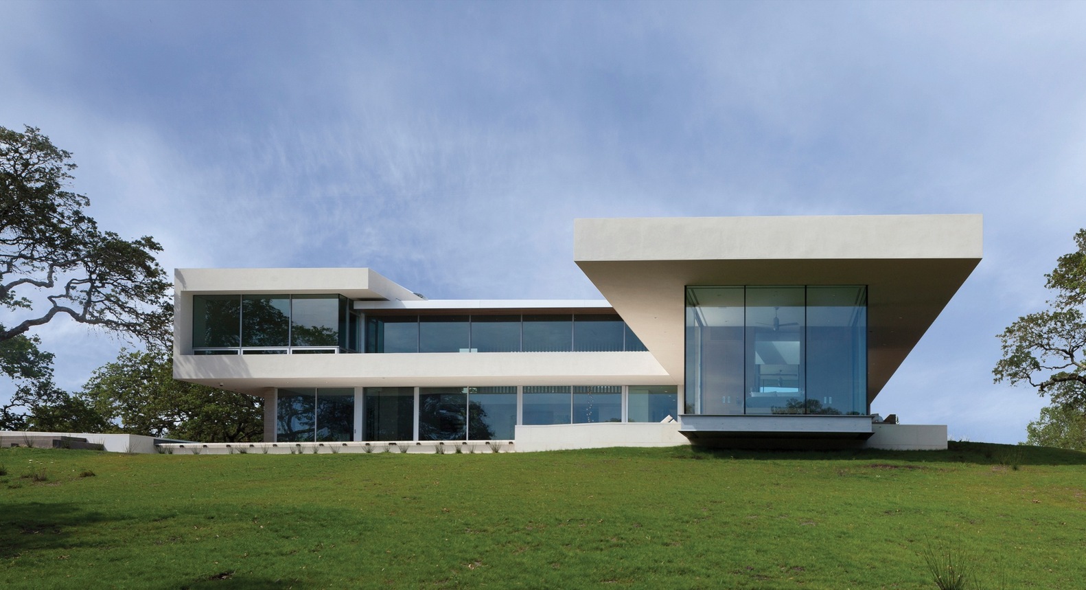 A Stunning Contemporary Home with Dramatic Pool and Vineyard Views in Windsor, California by Swatt | Miers Architects (1)