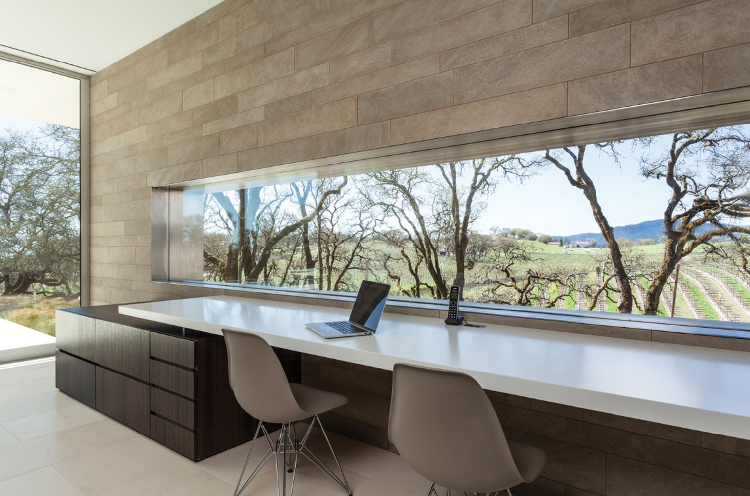 A Stunning Contemporary Home with Dramatic Pool and Vineyard Views in Windsor, California by Swatt | Miers Architects (13)