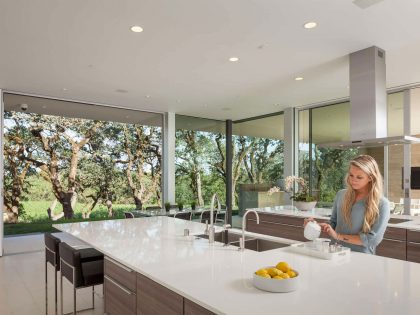 A Stunning Contemporary Home with Dramatic Pool and Vineyard Views in Windsor, California by Swatt | Miers Architects (14)