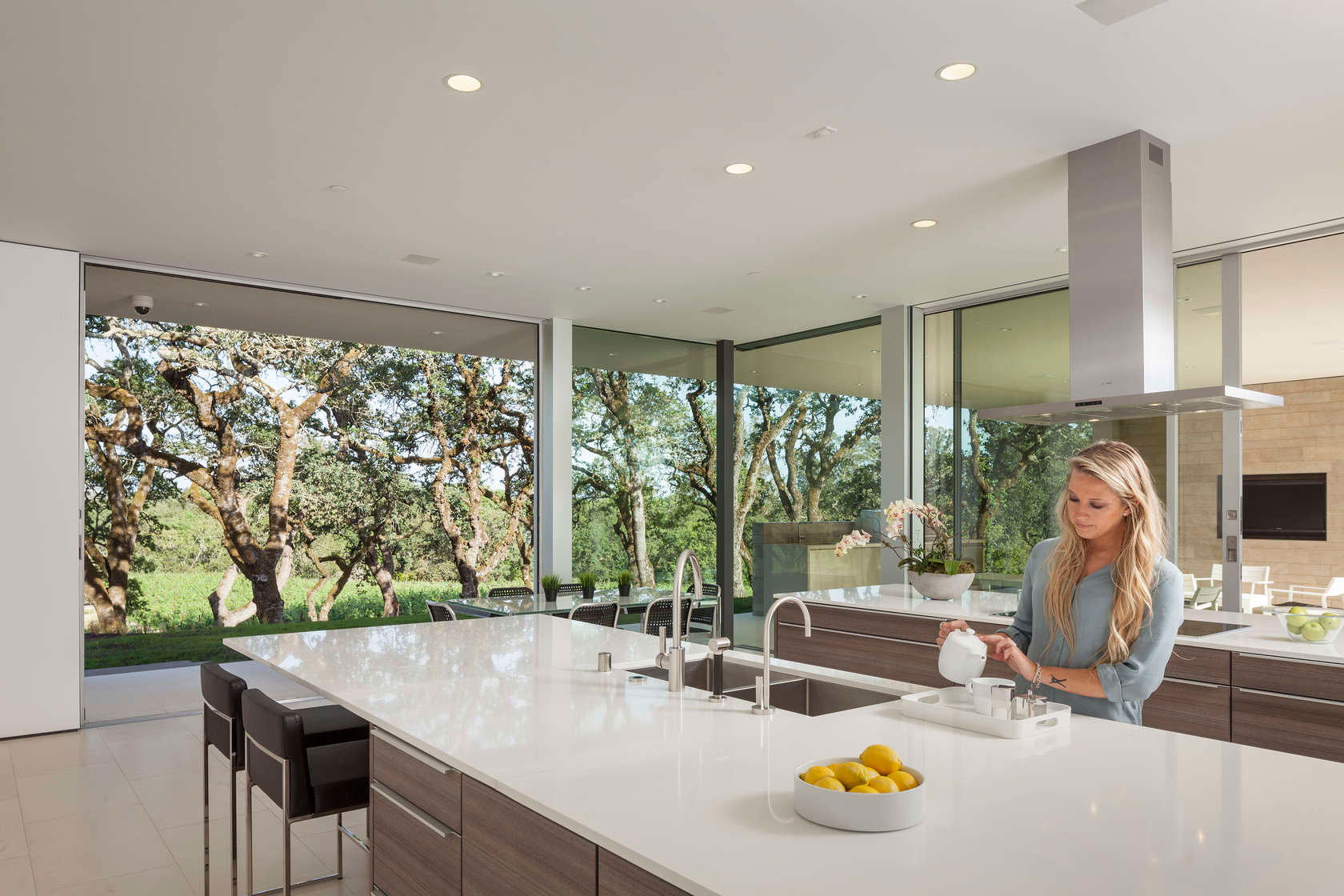 A Stunning Contemporary Home with Dramatic Pool and Vineyard Views in Windsor, California by Swatt | Miers Architects (14)