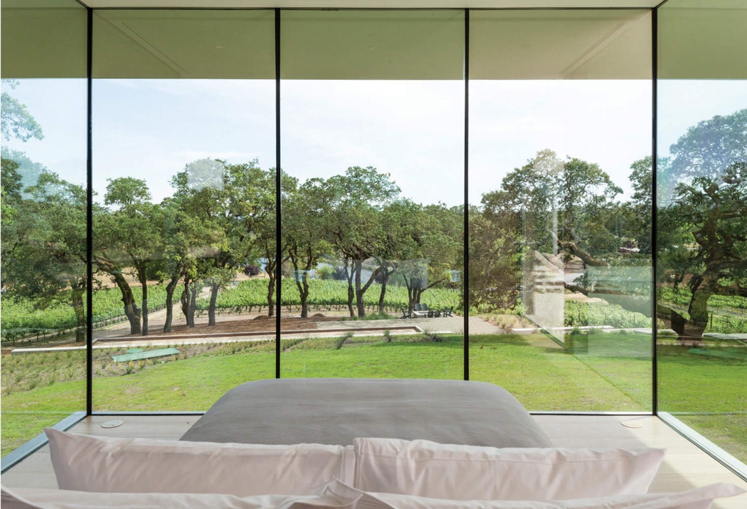 A Stunning Contemporary Home with Dramatic Pool and Vineyard Views in Windsor, California by Swatt | Miers Architects (15)