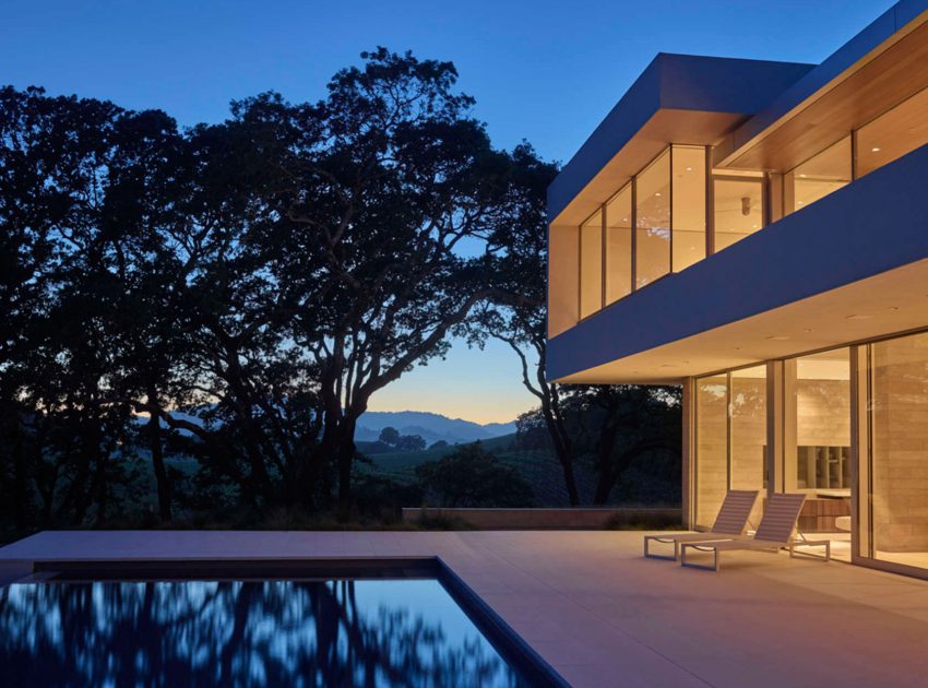 A Stunning Contemporary Home with Dramatic Pool and Vineyard Views in Windsor, California by Swatt | Miers Architects (18)