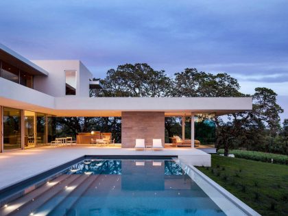 A Stunning Contemporary Home with Dramatic Pool and Vineyard Views in Windsor, California by Swatt | Miers Architects (19)