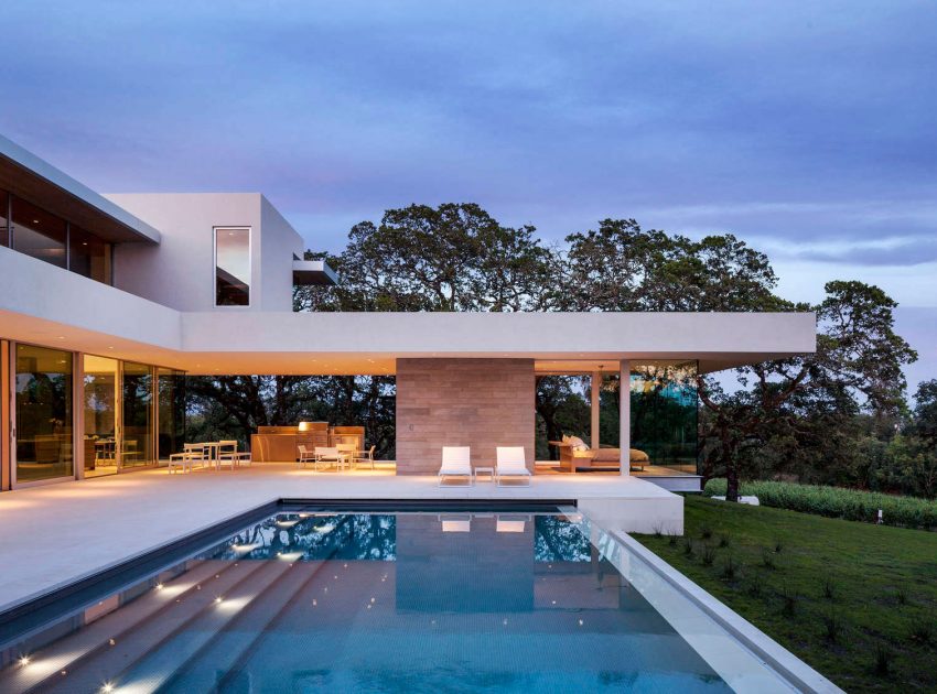 A Stunning Contemporary Home with Dramatic Pool and Vineyard Views in Windsor, California by Swatt | Miers Architects (19)