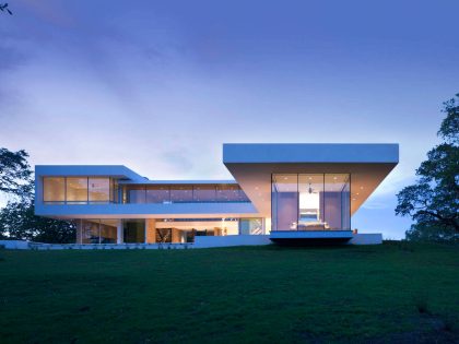 A Stunning Contemporary Home with Dramatic Pool and Vineyard Views in Windsor, California by Swatt | Miers Architects (20)