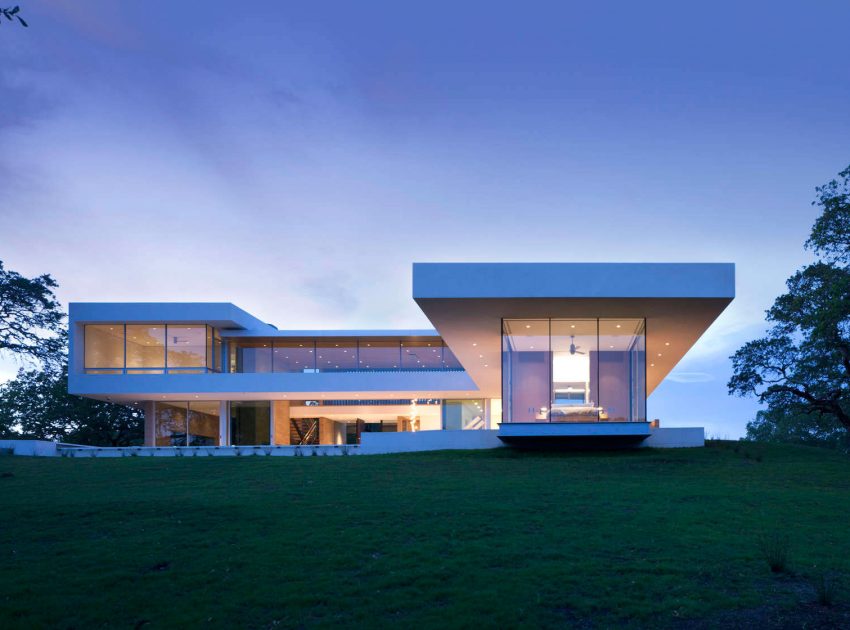 A Stunning Contemporary Home with Dramatic Pool and Vineyard Views in Windsor, California by Swatt | Miers Architects (20)